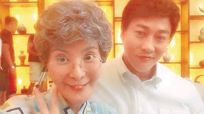 何润东在《邓丽君传》演李丽凤的孙子。