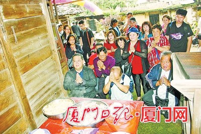 林氏家族一行38人,回永春蓬壶镇美山村认祖。图为祭拜祖先。