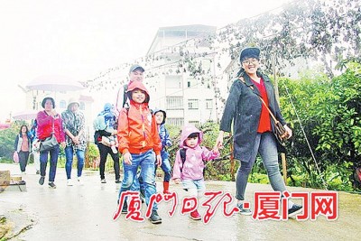 林氏族人开心的行走在祖籍地故乡的小路上。