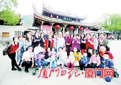 林氏族人在南普陀寺合影。
