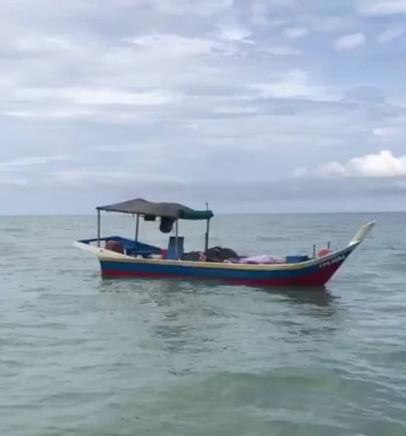 舢板上空无一人，相信渔夫是在捕鱼时不慎坠海失踪。
