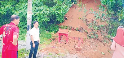 吴俊益:峇眼路旁山坡也因是场暴雨山石、山泥流泄。