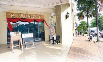 Bouncy MeNeeds是Bouncy Food的第二家分店，坐落于D'Piazza mall，营业时间为11am-10pm，全年无休。
