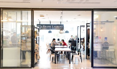 Frank Laurent 坐落在Udini Square的一楼，营业时间是10.30am-10.30pm，每天营业。分行则坐落在Gurney Plaza的最高层楼。