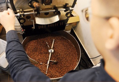 冷却，是烘焙咖啡的最后一步。咖啡豆出炉时，温度可达摄氏200度或以上，烘焙师打开炉口，芬香扑鼻的咖啡豆会掉进托盘里进行冷却。