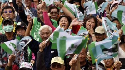 民进党丢掉多个县市,曾“独霸”20年的高雄也被国民党候选人韩国瑜接掌,被媒体形容此次选举“绿地变蓝天”。