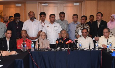 马哈迪（坐者左4）由多名领袖陪同，出席记者会。坐者左起是林冠英、慕尤丁、旺阿兹莎、安华及林吉祥。