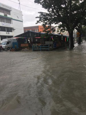 峇六拜河水倒流，导致峇六拜7个地区水灾，即峇六拜市镇、比查村、鱼池路、快乐村、甘榜巴当、甘榜巴罗、甘榜武吉。