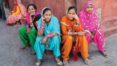 街边的印度女人，身穿五颜六色的纱丽。
