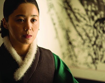 徐令姬饰演申氏夫人,展现双面恐怖演技。