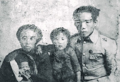 1946年杨妈富赵桃贞夫妇申请复员回南洋时的一家照片，中是儿子杨国良，襁褓里的女儿杨梅辉。