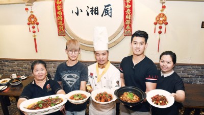 Zay（右二）、主厨李家磊（右三）与伙伴们带着至诚的心，欢迎大家来品尝地道湖南湘菜。