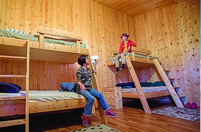 全新打造的小木屋，每间最多可睡6人，而且房间内有卫浴设备。