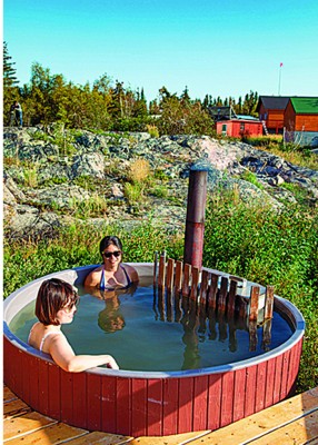 若是夏秋时来造访，还可以泡在柴火烧热的浴盆里，悠悠享受自然风光。