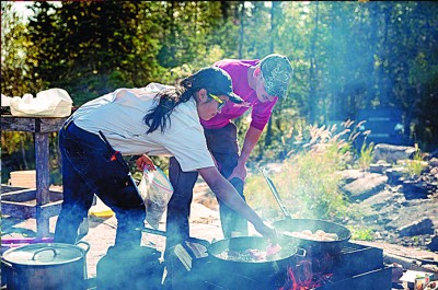 在小岛上野炊，砍柴、生火、烹饪，统统自己来。 
