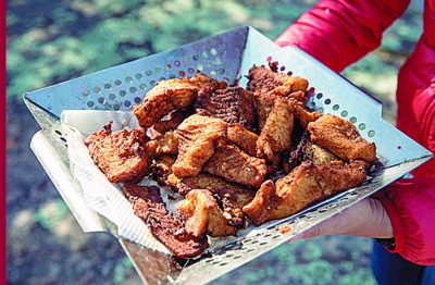 经过去骨、抹粉、酥炸后,这盘撒上调味粉的白斑狗鱼,非常美味。