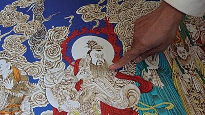 姜中创新的烙镂画技艺,多应用于在宣纸上临摹古典长卷。