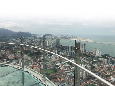 透明的步道让人战战兢兢,但只要跨出一步就会看到更美风景。