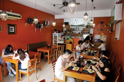 《木之芽日式食堂》效仿日本食堂，内部空间小巧温馨。