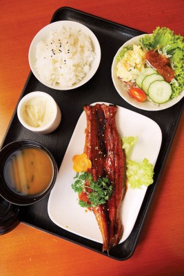 High Grade Unagi Kabayaki  Set Meal （Whole Fillet） -RM48 nett 日本直送的上级鳗蒲烧肉质细致滑顺，以此价格可以吃到一整条Unagi外加包括茶碗蒸、米饭、沙拉及味增汤的套餐，性价比之高无人能及。