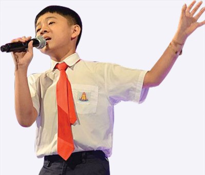 还是小学生的刘汉杰，当年在华人星光大道参加踢馆赛时，以美妙歌声征服观众。