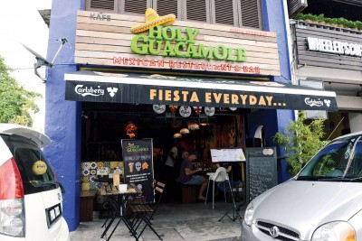 Holy Guacamole是爱情巷一家餐厅酒吧，白天美丽，夜晚精彩。每日从12 noon至12 midnight可享用美食。