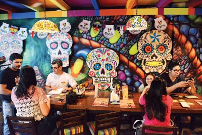 墨西哥人极之重视“亡灵节”，甫入Holy Guacamole即见骷髅头壁画，一抹亮丽缤纷，散发独特的异国文化色彩。