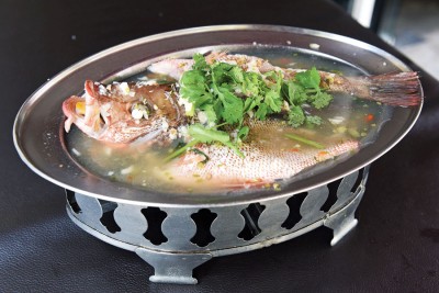 Lemon Fish（Steamed）-RM53--鲜嫩的酸辣柠檬鱼，是来到Chok Dee Thai必点的料理。鲜美的汤汁渗入滑嫩的鱼肉，造就甜美滋味。在酸柑、香菜、蒜头的搭配下，这道酸辣柠檬鱼更显风味，让人意犹未尽。