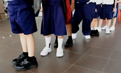 中小学学生可选择穿上黑鞋黑袜、白鞋白袜、黑鞋白袜、白鞋黑袜到校上课。