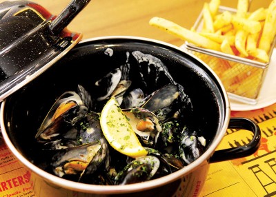 Moules Frites-RM62 英国人吃炸鱼薯条，法国人食青口薯条。纽西兰空运而至的青口贝，新鲜肥厚！经店主指引，利用一个空壳夹出另一个核心肉，吃起来更轻松。