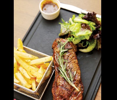 Striploin 300gm-RM87 吃牛排,搭红酒,人生一大乐事!