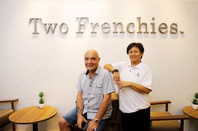 Two Frenchies,两只法国斗牛犬,指的就是两位法国店主。受访当天Cedric卧病在床,由爱妻兼餐厅经理Diana洪盈盈代表,与来自巴黎的Bruno合影,为槟城美食的多元化,再创另一辉煌页章!