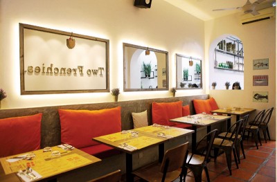 Two Frenchies营业时间为周二至五11.30am-10.30pm,周六、日10am-10.30pm,逢周一休息。