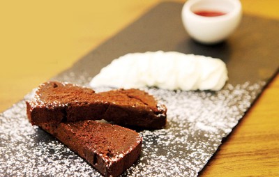 Valrhona Chocolate Cake-RM18.50 Valrhona是法国著名手工巧克力,口感优雅,就连嘴挑的法国人也着迷!空运至大马,制成巧克力蛋糕,魅力无法抵挡。