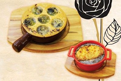 Escargot-RM25 法国蜗牛，是法式餐饮的著名头盘菜，可食用蜗牛搭牛油蒜蓉，像巴黎铁塔一样令人一见倾心，毕生难忘！ Classic French Onion Soup-RM14.50 浓香的异国情调，在法式洋葱汤中化开来，牛肉汤、炒葱、法国面包、芝士，入口软绵多层次，略带芝士的酸，还来不及回味，满足感已入驻心坎。