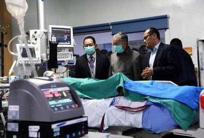 首相敦马哈迪（中）曾到国家心脏中心了解莫哈末阿迪的状况。