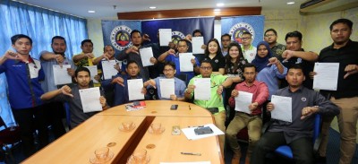 马来西亚青年理事会促请瓦达慕迪辞职。左2起为法兹理、祖菲迪及沙布丁。