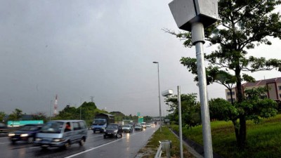 南北大道公司董事经理拿督阿兹曼建议政府，在槟城大桥及该公司旗下所有大道安装限速摄像。