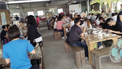 大闸蟹季节，午餐时间的庆东农场，高朋满座。