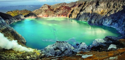 全球酸性最高的湖——伊真火山湖。(网络图)