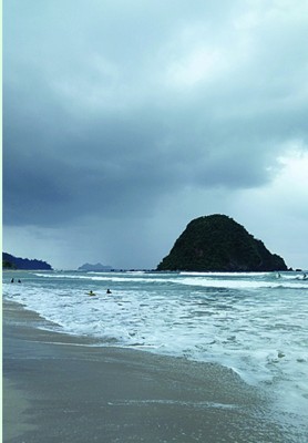 黑压压的乌云逼近,只有当地小孩依然敢浪涛间冲浪。