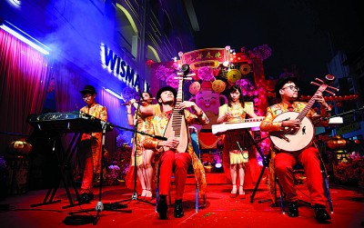 樉乐团为春晚群众带来首首新潮华乐演奏，包括流行歌曲《Despicato》。