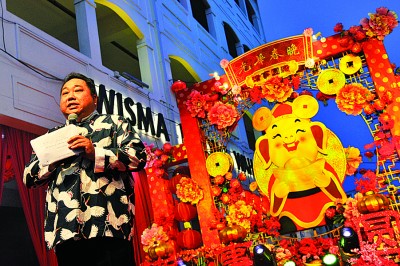 幽默风趣的本报副总编辑张易雄再度站稳光华春晚舞台，成为今年度大会“猪”持人！