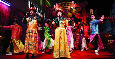 陈荣发（左起）及朱芽婵登台开场，舞台瞬间成了“宫廷”。