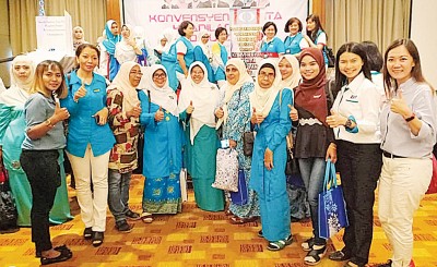 颜艾菱（右2）出席公正党妇女组北马区的大会时，与玻州公正党妇女组领导层及成员合影。