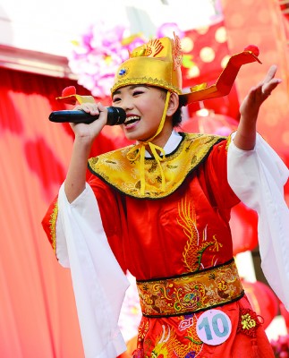 一身财神爷装扮及唱出“欢迎财神齐来到”贺岁歌曲的刘恩珺，获得评审们青睐，获得冠军。