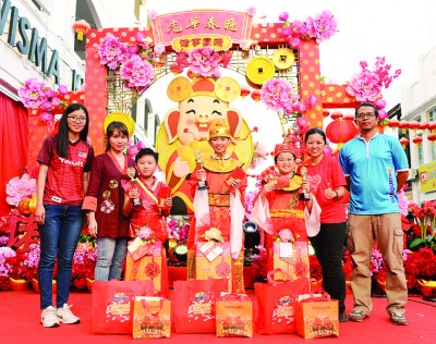 郑亦雯（左）、周慧妮（左2）、蔡婉婷（右2）及莫哈末扎尼詹（右）分别颁发儿童歌唱比赛予冠亚季军参赛者后合影。