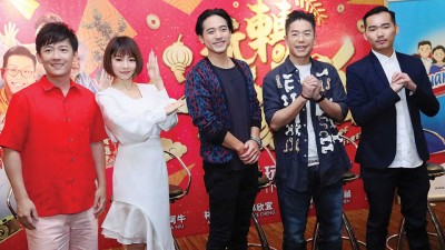 《玩转全家福》导演丁仕昀(右一）率领电影主要演员阿牛(左起）、林明祯、林德信及林晓峰出席记者会，为电影宣传造势，丁仕昀希望电影能够突破700万令吉票房。