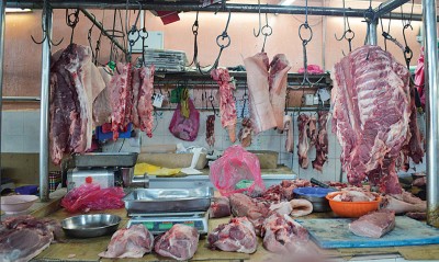 档口售卖各种猪肉部位，供顾客做出选择。