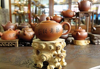 《聪者猪》生肖壶。